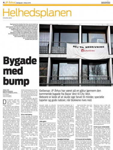 jp-side4 Bag banneret bor familien Zam Zam, som har tænkt sig at sprede budskabet om nej til nedrivning ud over Gellerupparken. Det roder lidt i lejligheden, fordi der skal bygges et nyt køkken. Derfor er familien stærkt forundret over, at boligforeningen giver lov til eksempelvis nye køkkener og samtidig ønsker at jævne blokken med jorden. Banneret har hængt ud fra lejligheden siden november, da Enhedslisten gav det til familien op til kommunalvalget. Derudover vil forargelsen over kommunens planer blive markeret gennem en stille demonstration og en underskriftsindsamling, fortæller Rima Zam Zam.