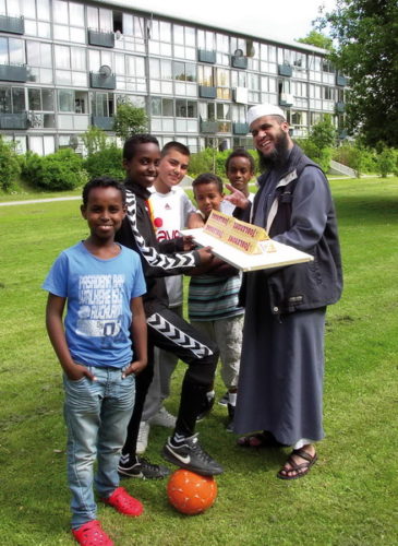 Abdallah Ismail overrækker præmien til Mohammed Weli Mohammed Abdallah Ismail overrækker præmien til Mohammed Weli Mohammed