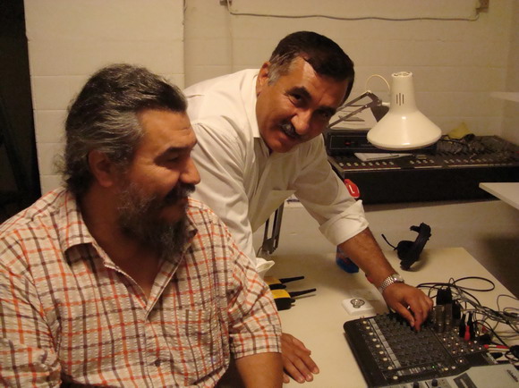 Folkeinformations leder Hüseyin Arac (th) og Indvandrer TVs leder Rui Monteiro er klar til at trykke på knappen og sende det første af de oplysende tv-programmer fra Folkeinformation i luften midt i september. Folkeinformations leder Hüseyin Arac (th) og Indvandrer TVs leder Rui Monteiro er klar til at trykke på knappen og sende det første af de oplysende tv-programmer fra Folkeinformation i luften midt i september.