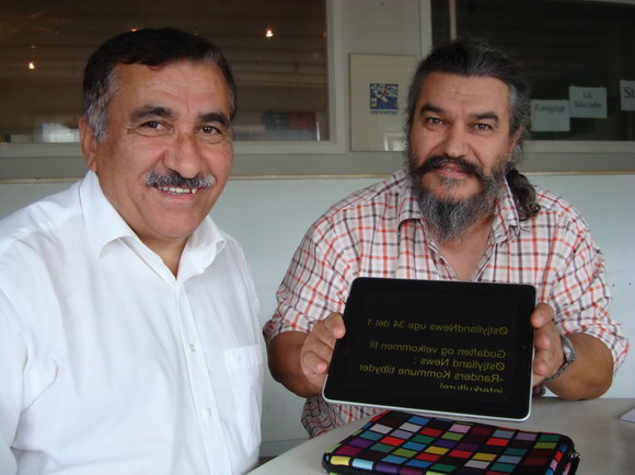 Hüseyin Arac (tv) og Rui Monteiro viser lidt af teknikken frem. Nyheder og oplysninger står spejlvendt på en Ipad, der bruges som teleprompter, hvor teksten vendes, så skærm-troldene kan læse den, uden at skulle kigge på et stykke papir. Hüseyin Arac (tv) og Rui Monteiro viser lidt af teknikken frem. Nyheder og oplysninger står spejlvendt på en Ipad, der bruges som teleprompter, hvor teksten vendes, så skærm-troldene kan læse den, uden at skulle kigge på et stykke papir.