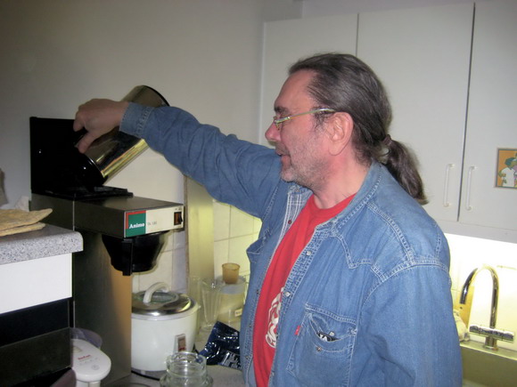 For en sjælden gangs skyld nøjes Dan med at lave kaffe For en sjælden gangs skyld nøjes Dan med at lave kaffe