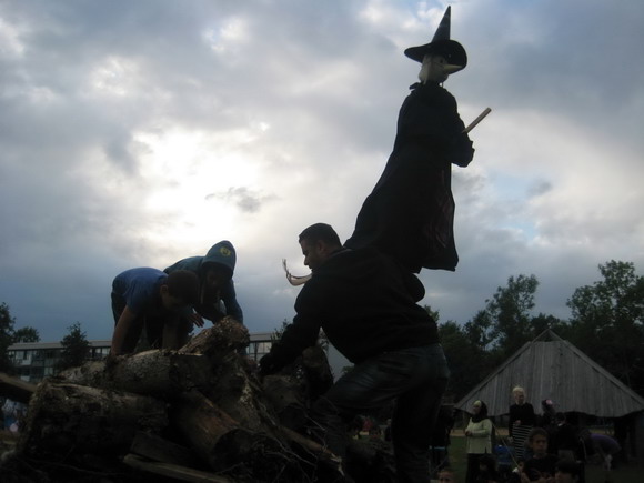 Heksen bliver hejst: Nogle modige frivillige beboere på kravler på bålet, for at sætte heksen på toppen. 