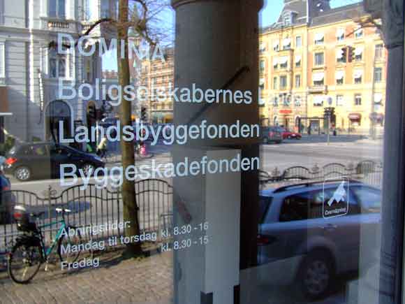 Arkivfoto af Ulrik Ricco Hansen: Indgangsdør til bl.a. Landsbyggefondens kontor i København Arkivfoto af Ulrik Ricco Hansen: Indgangsdør til bl.a. Landsbyggefondens kontor i København