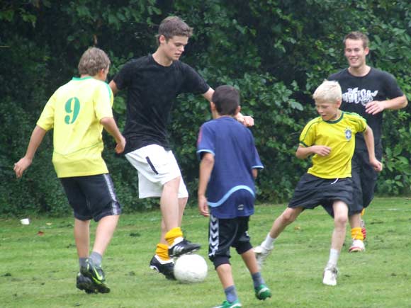 Arkivfoto af Ulrik Ricco Hansen: Den populære fodboldturnering gennemføres også selvom det regner Arkivfoto af Ulrik Ricco Hansen: Den populære fodboldturnering gennemføres også selvom det regner