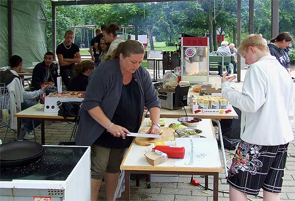 Arkivfoto af Ulrik Ricco Hansen: Tinnis frikadeller er nærmest legendariske for Holmstrups sommerfest Arkivfoto af Ulrik Ricco Hansen: Tinnis frikadeller er nærmest legendariske for Holmstrups sommerfest
