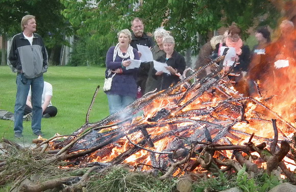 Afdelingsformænd i Thorsbjerg og Odinsgård synger for.