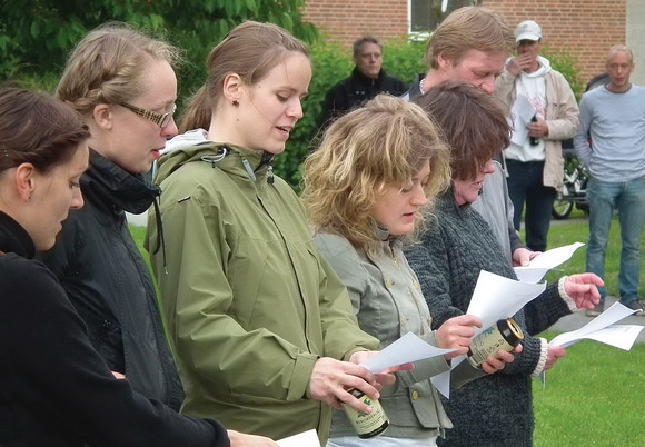 Midsommervisen blev sunget to gange – både på Lange-Müllers traditionelle melodi og den fra Shu-bi-dua.