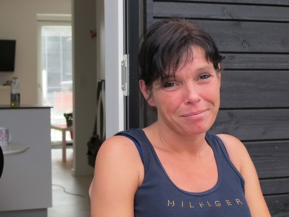 Tina er glad for sit helt nye hus Tina er glad for sit helt nye hus