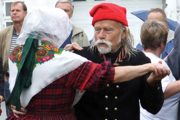 Festlig folkedanseropvisning. Festlig folkedanseropvisning.
