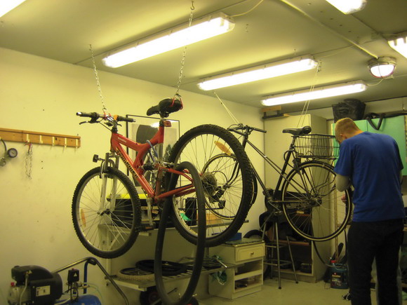 Gang i cykelværkstedet på Janesvej. Gang i cykelværkstedet på Janesvej.