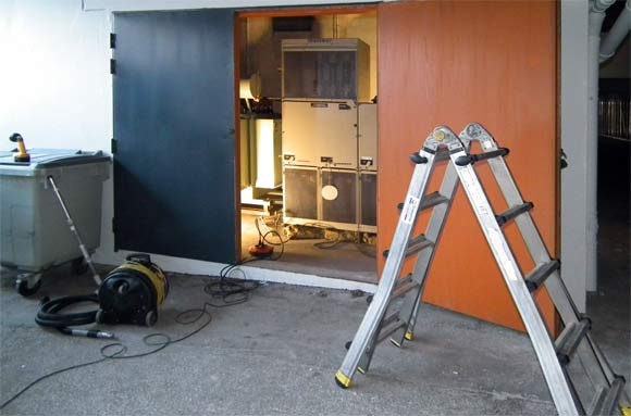 El-skabe og installationer i hovedstationen rengøres bl.a. med støvsuger der får strøm fra et nødstrømsanlæg. Foto: Ulrik Ricco Hansen El-skabe og installationer i hovedstationen rengøres bl.a. med støvsuger der får strøm fra et nødstrømsanlæg. Foto: Ulrik Ricco Hansen
