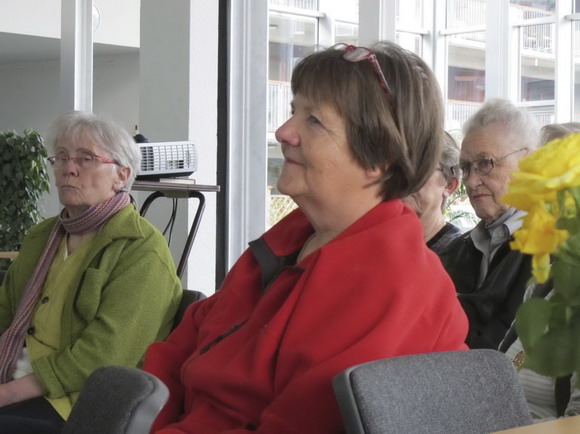 Karen M, Karen H og Vita P følger interesseret med Karen M, Karen H og Vita P følger interesseret med