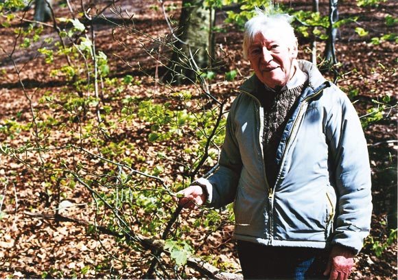 Her stod bænken, hvor boligforeningen blev stiftet i 1948, husker Lizzie Sørensen Her stod bænken, hvor boligforeningen blev stiftet i 1948, husker Lizzie Sørensen