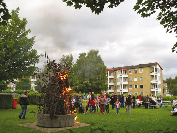 Forsidefoto: Sankthans i Søvangen. Foto af Kirsten Hermansen Forsidefoto: Sankthans i Søvangen. Foto af Kirsten Hermansen