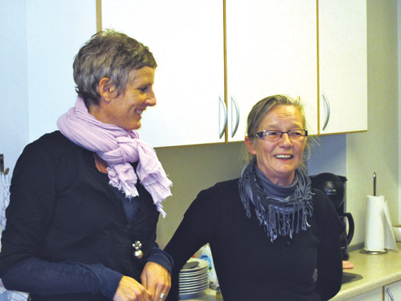 Benedikte Erlykke fra fællessekretariatet udveksler erfaringer med Susanne Rønne Benedikte Erlykke fra fællessekretariatet udveksler erfaringer med Susanne Rønne