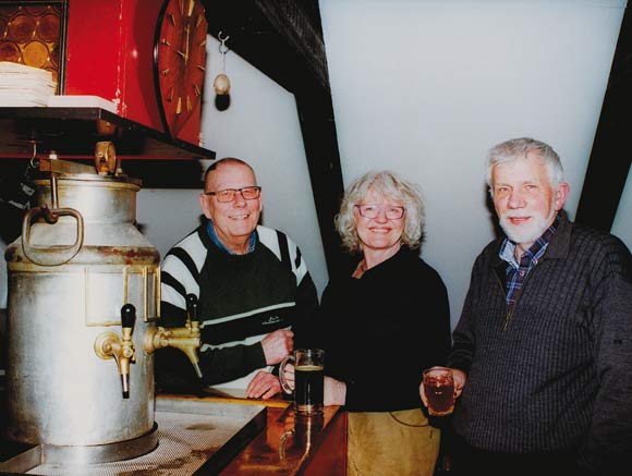 Forsiden: Tre æremedlemmer af Haandbryggerlauget af 1970, Bent Kanstrup og Bjarne og Eva Laursen, mindes de gamle dage med håndbrygget øl. Foto: Bo Sigismund Forsiden: Tre æremedlemmer af Haandbryggerlauget af 1970, Bent Kanstrup og Bjarne og Eva Laursen, mindes de gamle dage med håndbrygget øl. Foto: Bo Sigismund