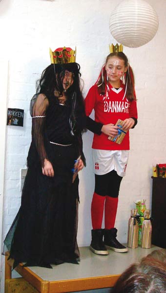 Over 13 år, konger og dronninger: Rikke og Louise. De voksne blev: Lonni og Heidi Over 13 år, konger og dronninger: Rikke og Louise. De voksne blev: Lonni og Heidi