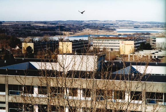 Forsiden: Byen og naturen mødes over Brabrand - en rovfugl svævende over Skovgårdsparken. Foto: Bo Sigismund Forsiden: Byen og naturen mødes over Brabrand - en rovfugl svævende over Skovgårdsparken. Foto: Bo Sigismund