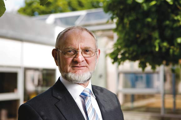 Forsidefoto: Torben Overgaard siger farvel efter 43 år. Arkivfoto: Brabrand Boligforening, Flemming Jeppesen Forsidefoto: Torben Overgaard siger farvel efter 43 år. Arkivfoto: Brabrand Boligforening, Flemming Jeppesen