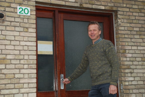 vores nye direktør foran indgangen til Louisevej 20 hvor hans familie boede da han blev født vores nye direktør foran indgangen til Louisevej 20 hvor hans familie boede da han blev født