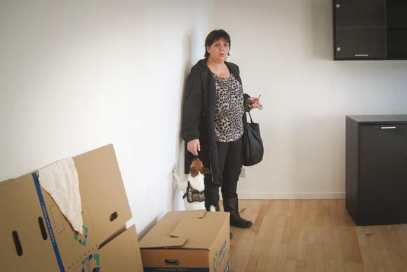 Malene i sin stue, der er pakket ned, mens hun venter på, at den renses for skimmelsvamp. Arkivfoto af Kirsten Hermansen, Skræppebladet december 2013.