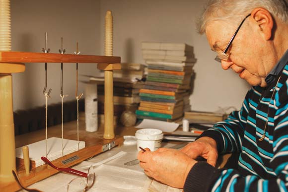 Peter Kjellerup har en taske fuld af værktøj, som han bruger til sin hobby Peter Kjellerup har en taske fuld af værktøj, som han bruger til sin hobby
