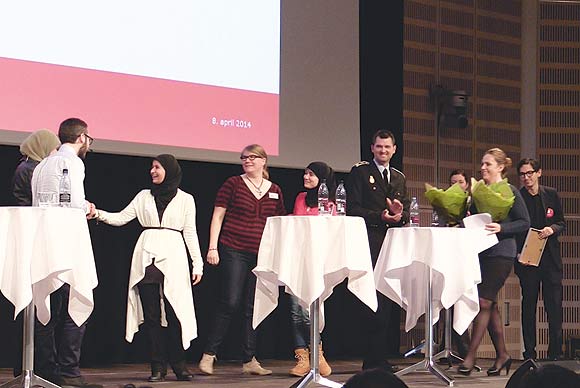 Fem guider er på podiet for at modtage den flotte pris. Justitsminister Karen Hækkerup står klar til at uddele buketter. (foto: Jesper Poulsen-Hansen/ Gemeinschaft)