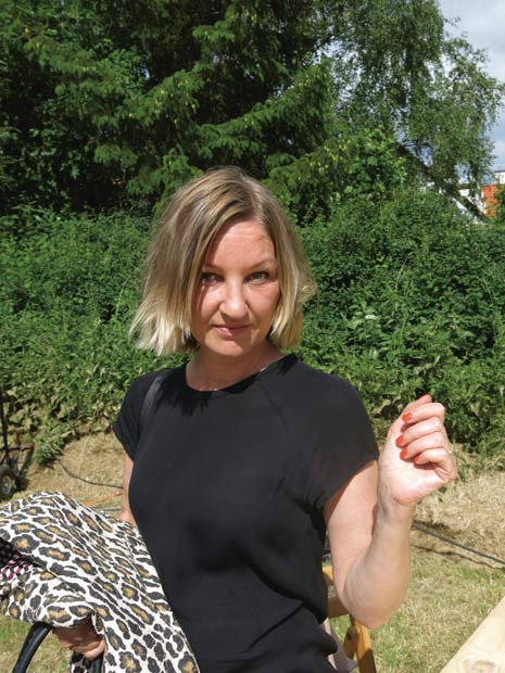 Naja Marie Aidt venter på sin taxi. Naja Marie Aidt venter på sin taxi.