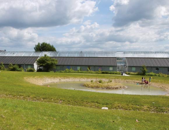 Børnene i Skovgårdsparken kan lide at lege ved den lille sø. Børnene i Skovgårdsparken kan lide at lege ved den lille sø.