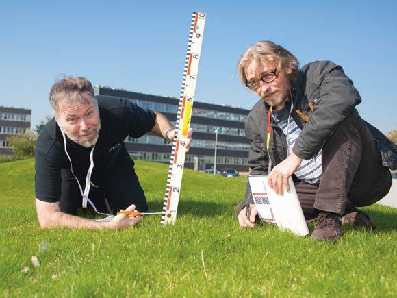 Forsiden: Jesper Fræer og Vagn Eriksen uddeler SLA. Foto: Martin Krabbe Forsiden: Jesper Fræer og Vagn Eriksen uddeler SLA. Foto: Martin Krabbe