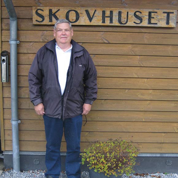 Benny udenfor beboerhuset Skovhøjen, hvor der blandt andet er madklub. Benny udenfor beboerhuset Skovhøjen, hvor der blandt andet er madklub.