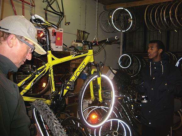 Hans Martin reparer cykel.