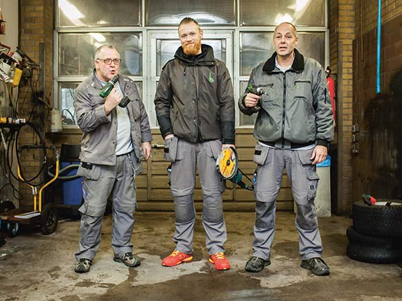 Forsiden: Boligforeningens tre nyslåede ejendomsserviceteknikere. Foto: Martin Krabbe Forsiden: Boligforeningens tre nyslåede ejendomsserviceteknikere. Foto: Martin Krabbe