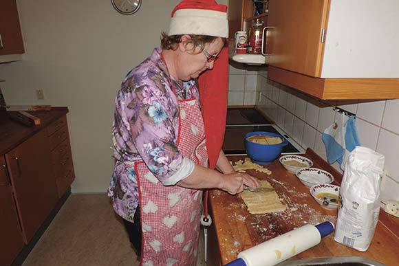 Skræppeskribent og julenørd Winnie Sehested bager finskbrød og deler opskriften med Skræppens læsere. Skræppeskribent og julenørd Winnie Sehested bager finskbrød og deler opskriften med Skræppens læsere.