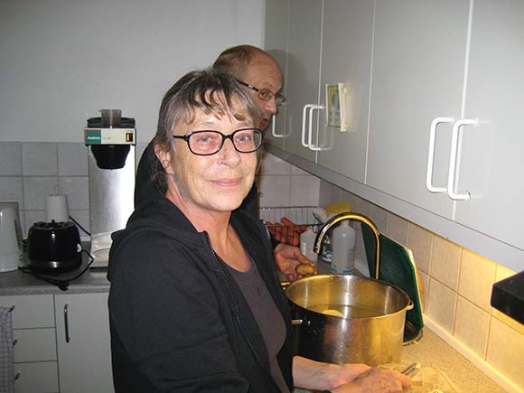 Hanne og ”Pablo” laver mad. Hanne og ”Pablo” laver mad.