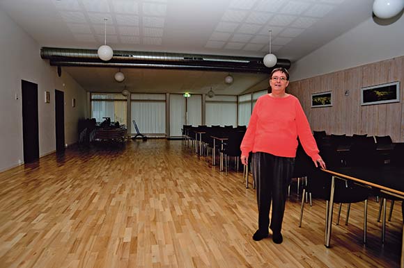Anette Kjærsgaard fylder ikke meget i salen i Skovhøjs store beboerhus. Afdelingsformanden kunne godt drømme om, at der en dag kom mere aktivitet i det dejlige hus.
