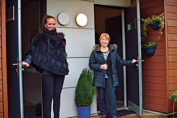 Naboerne Louise Petersen (tv.) og Olga Virkus er meget tilfredse med at bo i Afdeling 24.