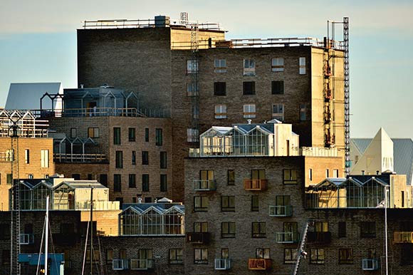 Varierede facader, væksthuse på tagene og altaner til alle giver indtryk af et helt moderne byggeri.
