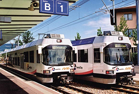 Moderne lokaltrafik – nej, AAR er ikke AARhus – vi er i Aarau i Schweiz. Banen kører både i byen og ud i omegnen.