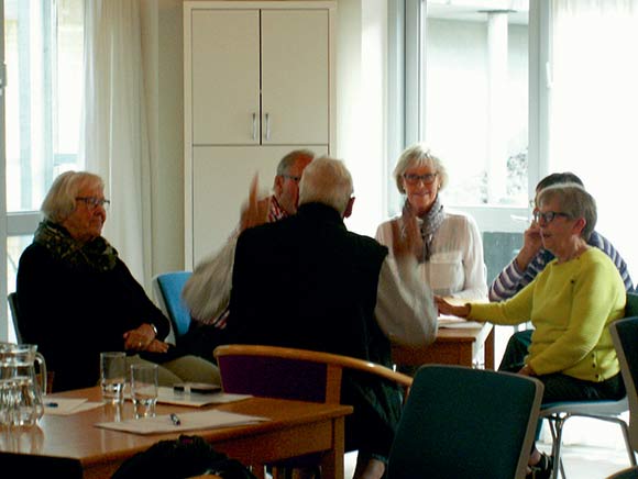 ”Det grå Guld diskuterer livligt, hvilket træ der skal erstatte Akacietræet, som er angrebet af svamp og skal fældes. Efter afstemning faldt valget på en Søjlerøn, der fremover vil pryde indgangen”.