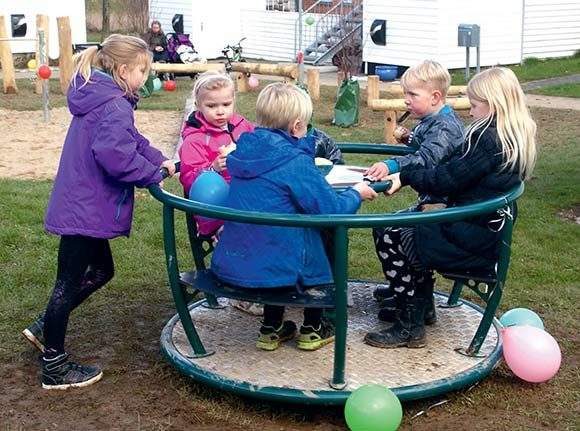 Forsiden: Indvielse af legeplads i Hasselengen. Foto af Ole Ryolf.