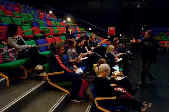 EUTOPIAs kunstneriske leder, Brigitte Christensen, og kvinderne er sammen om at skrive teaterstykket.