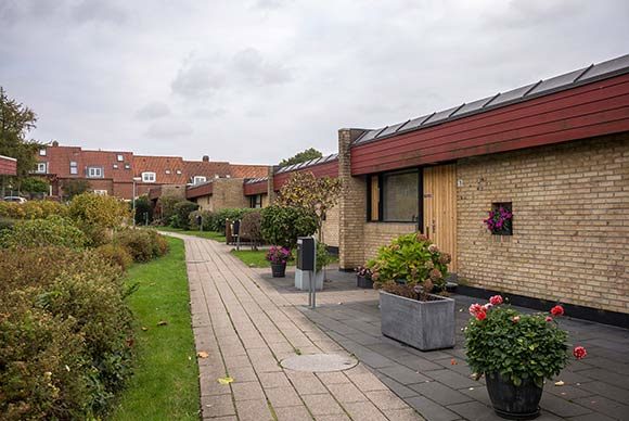 I rækkehusene på Udsigten trænger mange trægulve til at blive rettet op og udskiftet, hvilket beboerne nu får mulighed for i forbindelse med renoveringsprojektet.