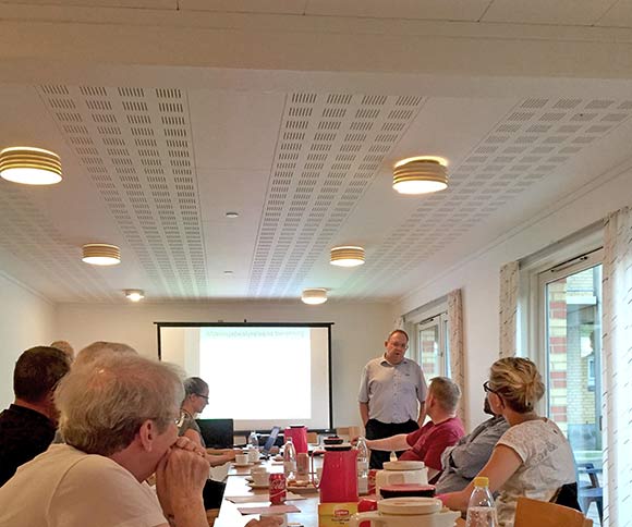 Bestyrelsesmedlem Poul Kling aflægger den visuelle beretning via PowerPoint. Det var smukt klaret.
