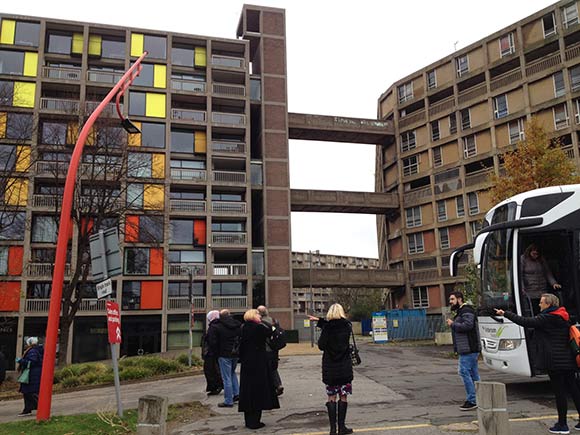 Forsiden: Brabrand Boligforening har besøgt Park Hill Estate i Sheffield, hvor der foregår et stort renoveringsprojekt. Foto Helle Hansen.