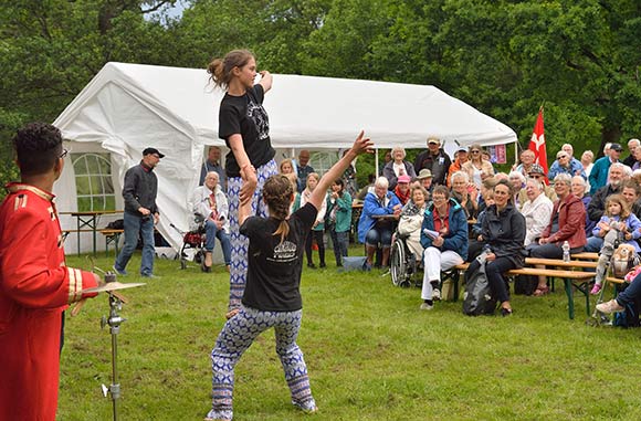 Forsiden: Gellerup og Gammel Brabrand holdt fælles Grundlovsfest under mottoet ”Sammen om Brabrand” - her optræder Cirkus Tværs ved eftermiddagens fest i Brabrand Søpark. Foto Bo Sigismund