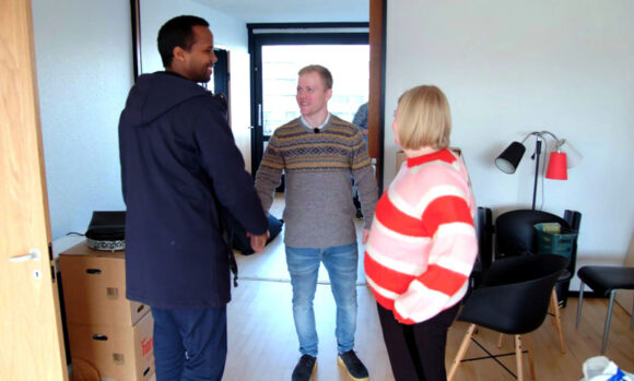 Velkommen i ”ghettoen”. Abdinasir byder velkommen til Rene og Tanja.