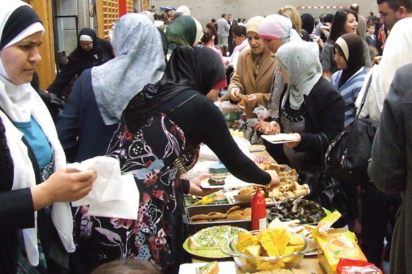urh-eid-hal-kvinder-uddeler-mad.jpg