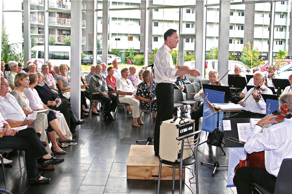 Max Kielgast dirigerer Promenadeorkesteret i Sonnesgården 