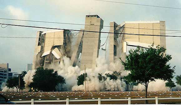 Arkivfoto fra Wikimedia af Zeng8r: Nedrivning (implosion) på Tampa Stadium i Florida 1999